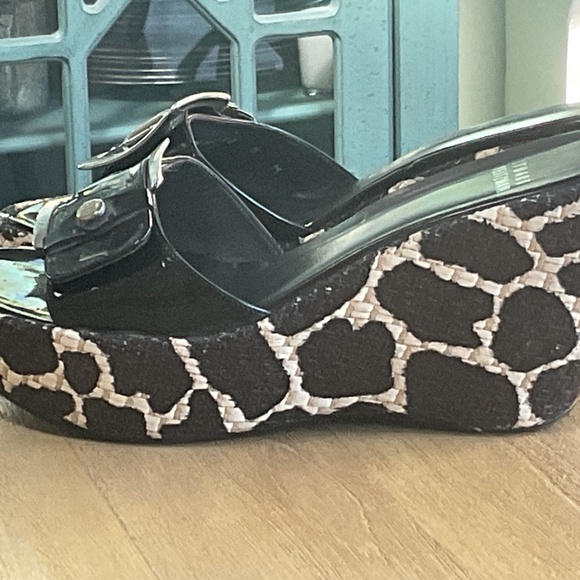 Stuart Weitzman Clipper Black Patent Giraffe Wedge Sandals - Picture 8 of 9